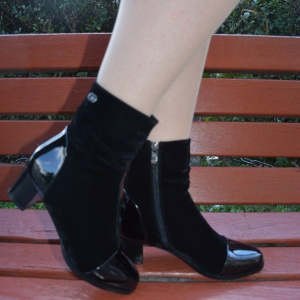 Botina casual, de culoare neagra cu toc mic patrat