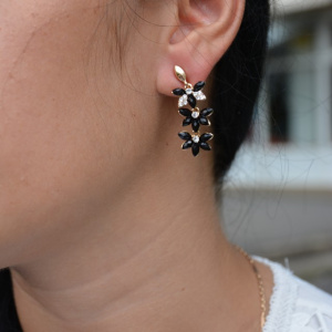 Cercei din pietre semipretioase, cu efect floral, nuanta de albastru, rosu, perla, negru