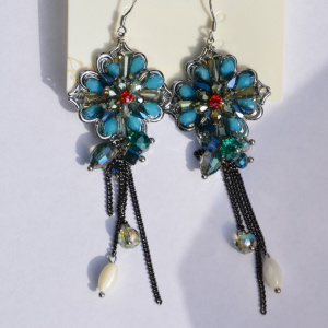 Cercei fashion din metal argintiu decorat cu pietre albastre