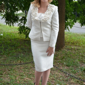 Costum de gala din trei piese, nuanta alba, decor cu aspect floral