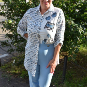 Costum tineresc, bluza asimetrica, nuanta albastru deschis