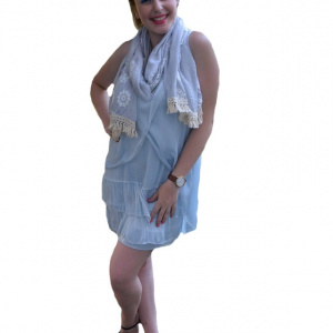 Esarfa rafinata cu franjuri, design de broderie crem pe fond gri