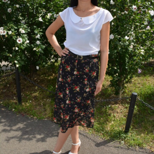 Fusta lejera, midi, nuanta de negru, cu imprimeu floral multicolor