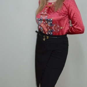 Fusta shic, de culoare neagra cu accesorii aurii