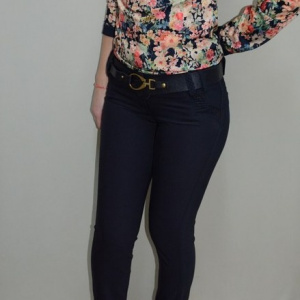 Pantalon elegant, de nuanta bleumarin, cu design modern