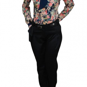 Pantalon in tendinte, nuanta de negru, design interesant sus
