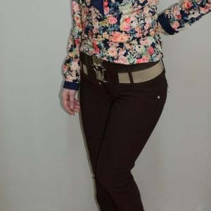 Pantalon tineresc, cu insertii de cusaturi, croiala moderna, nuanta maro