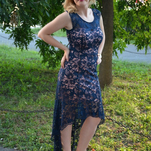 Rochie de nunta cu trena, dantela bleumarin pe fond plamaniu