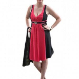 Rochie de ocazie scurta, neagra cu insertie de material roz aprins
