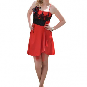 Rochie de ocazie sexi, din saten rosu cu insertii de broderie neagra