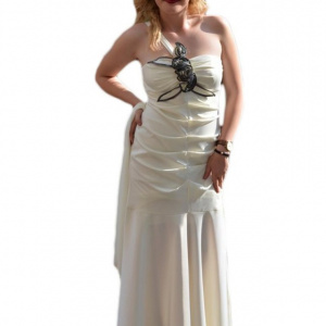 Rochie de seara lunga, pe nuanta ivory, cu insertii florale deosebite