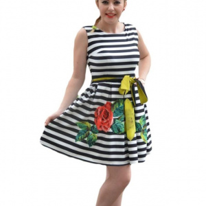 Rochie de zi, model aparte, cu dungi alb negre si flori colorate