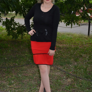 Rochie deosebita, bicolora negru-rosu, cu nasturi decorativi