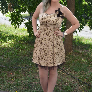 Rochie din saten bej cu buline maro, model elegant