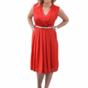 Rochie din voal rosu, de lungime medie cu model de fronseuri