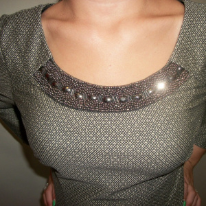 Rochie eleganta, cu flori in partea de jos, de culoare maro