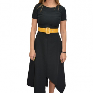 Rochie eleganta, neagra, asimetrica, accesorizata cu o curea galbena lata