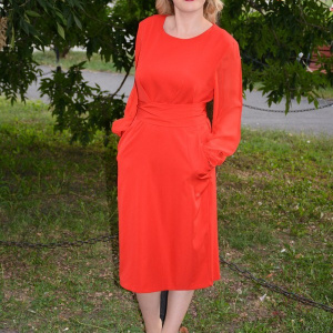 Rochie rafinata, de culoare rosu, maneca lunga, centura in talie