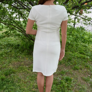 Rochie tinereasca de ocazie, nuanta alba cu broderie bej