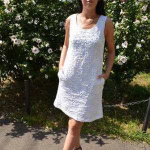 Rochie trendy cu croi lejer, design floral, realist, pe fond alb