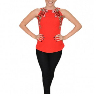 Bluza eleganta cu broderie florala aplicata in fata, nuanta rosie
