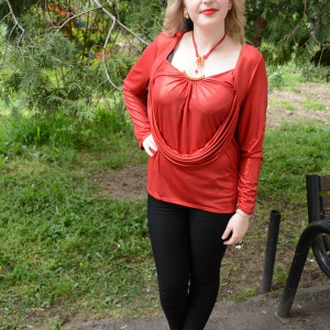 Bluza eleganta, masura mare, in nuanta de rosu, strasuri fine