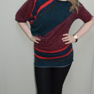 Bluza in nuanta de bleumarin-rosu, design deosebit