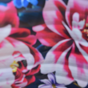 Bluza lejera cu maneca trei-sfert, design floral pe fond bleumarin