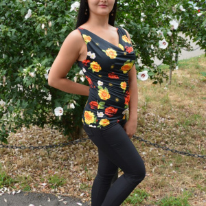 Bluza lejera de culoare neagra cu design de flori viu colorate