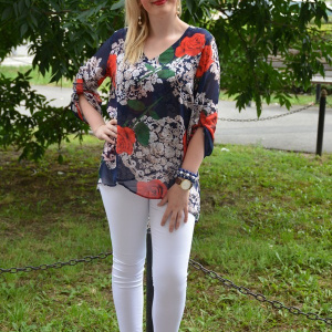 Bluza moderna cu maneca scurta, nuanta bleumarin cu trandafiri