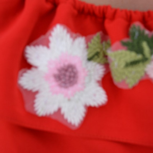 Bluza rosie cu talie scurta, decolteu pe umeri si broderie florala