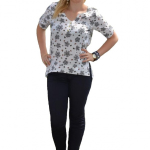 Bluza tinereasca cu flori negre pe fond alb, crapata pe laterale