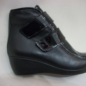 Botina casual, neagra, ce se inchide, cu doua clapete din lac