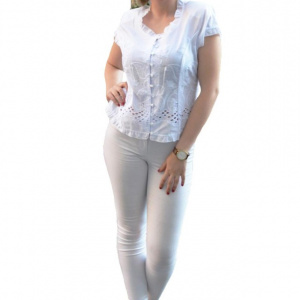 Camasa alba, brodata cu motive florale si ajustabil in spate