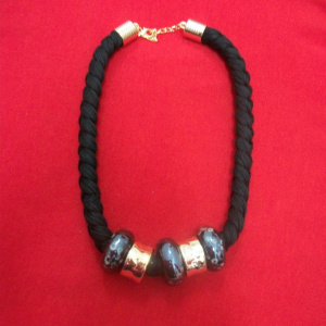 Colier tineresc, chic, din snur impletit, margele colorate si pandative