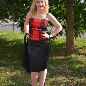 Costum de ocazie cu corset rosu si fusta neagra, realizat din saten