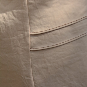Costum elegant , de culoare bej, dintr-un material rafinat