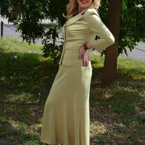 Costum  elegant , in nuanta de verde deschis