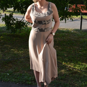 Costum rafinat , de culoare nud, cu trei benzi de bandela