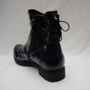 Gheata moderna, de culoare bleumarin cu talpa neagra, groasa
