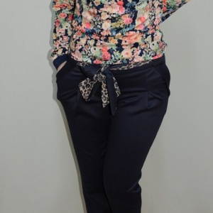 Pantalon cu buzunare lateral, nuanta de bleumarin, curea