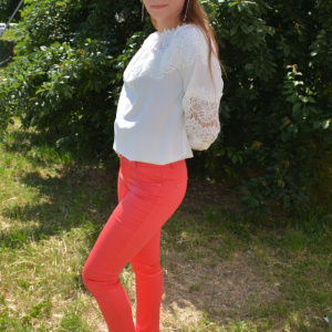 Pantalon modern, lung, cu design de dungi subtiri pe fond rosu