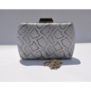 Poseta eleganta,design piele de sarpe ,nuanta alb