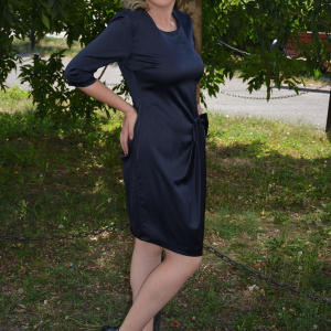 Rochie bleumarin, din saten, cambrata pe silueta