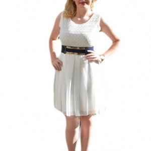 Rochie casual, de culoare alba cu o curea in contrast