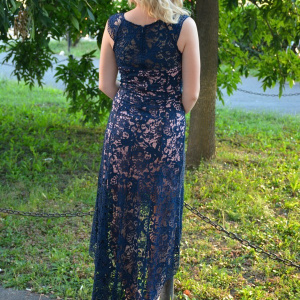 Rochie de nunta cu trena, dantela bleumarin pe fond plamaniu