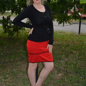Rochie deosebita, bicolora negru-rosu, cu nasturi decorativi