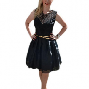 Rochie eleganta neagra din material lucios si insertie de dantela