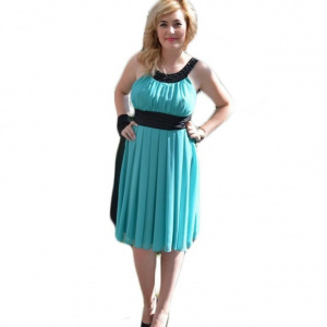Rochie eleganta turcoaz cu design de colier din margele negre