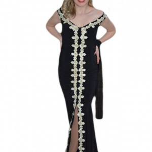 Rochie lunga de seara, culoare neagra cu aplicatii de dantela aurie
